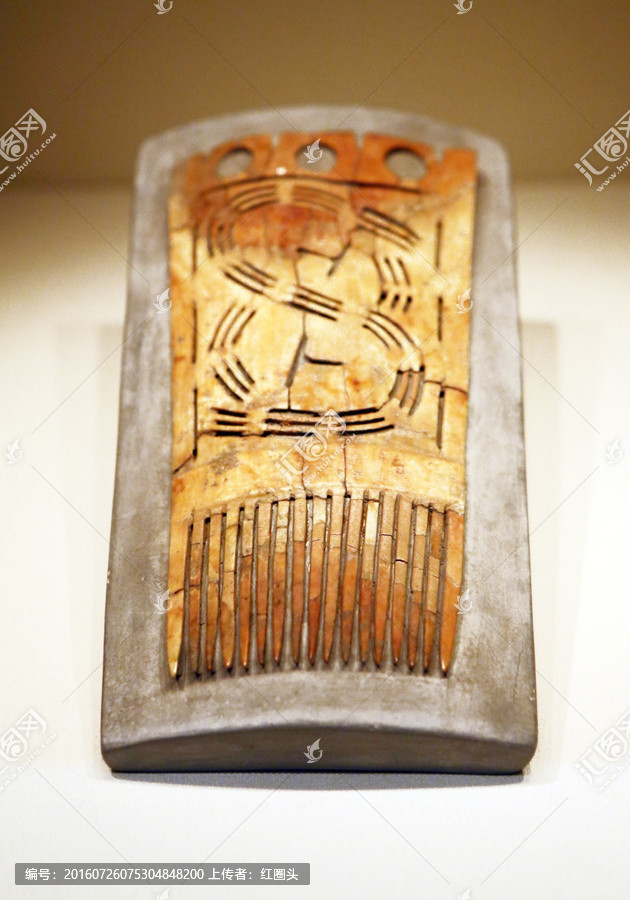 由3行条孔组成的"8"字形图案,是迄今为止原始社会保存最为完好的梳子