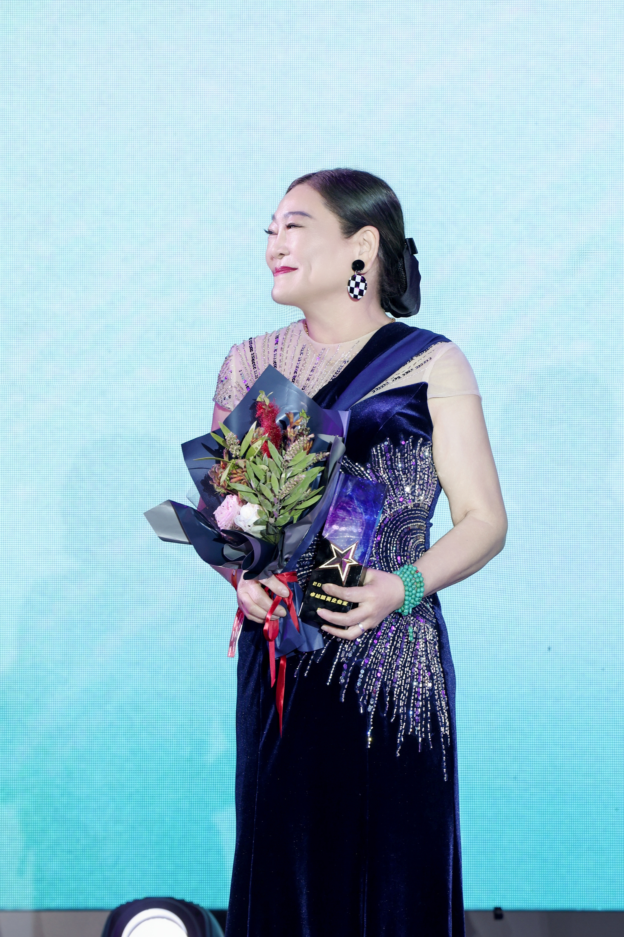 石德青,又名毛毛姐,<span class="ref"