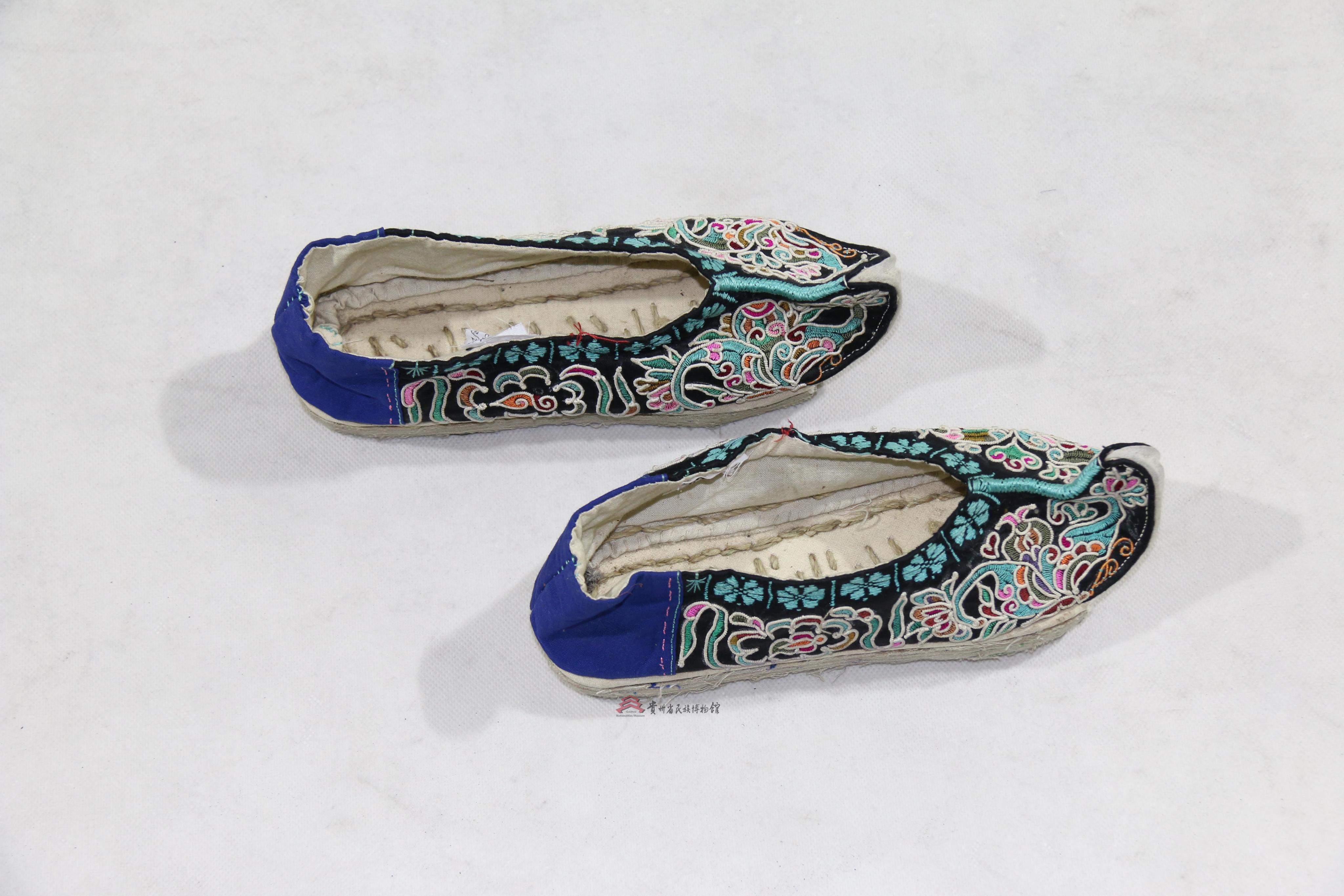 榕江侗族翘鼻缠绣花草纹布鞋