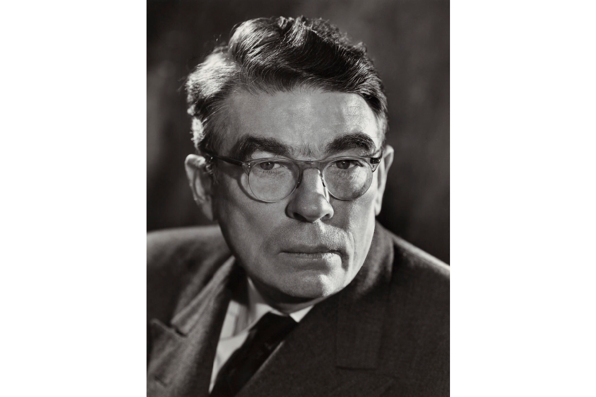 是自然法学派的代表人物,主张法律可以强制执行道德,曾与实证法学