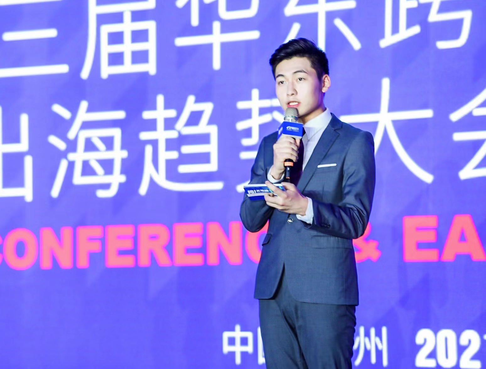 awptnd">李力,原名李中力, /span>出生于山东菏泽,中国内地男主持人