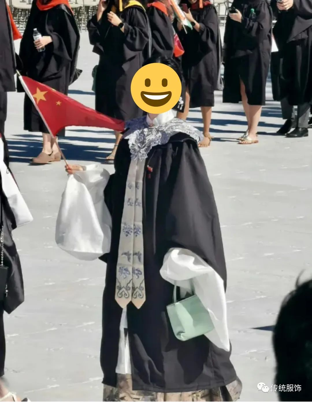 中式学位服“难产”之谜：是舶来品吹不出中国风，还是来风太多难_百科TA说
