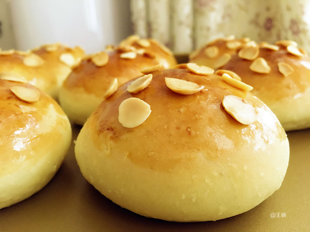 圣女果杏仁面包