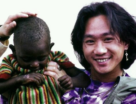黄家驹与非洲当地儿童