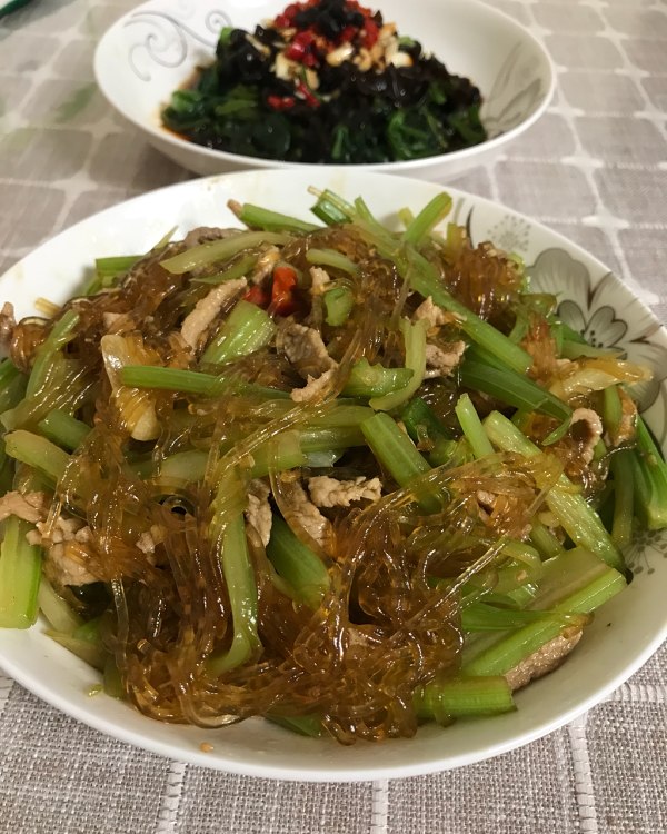 芹菜肉炒粉条