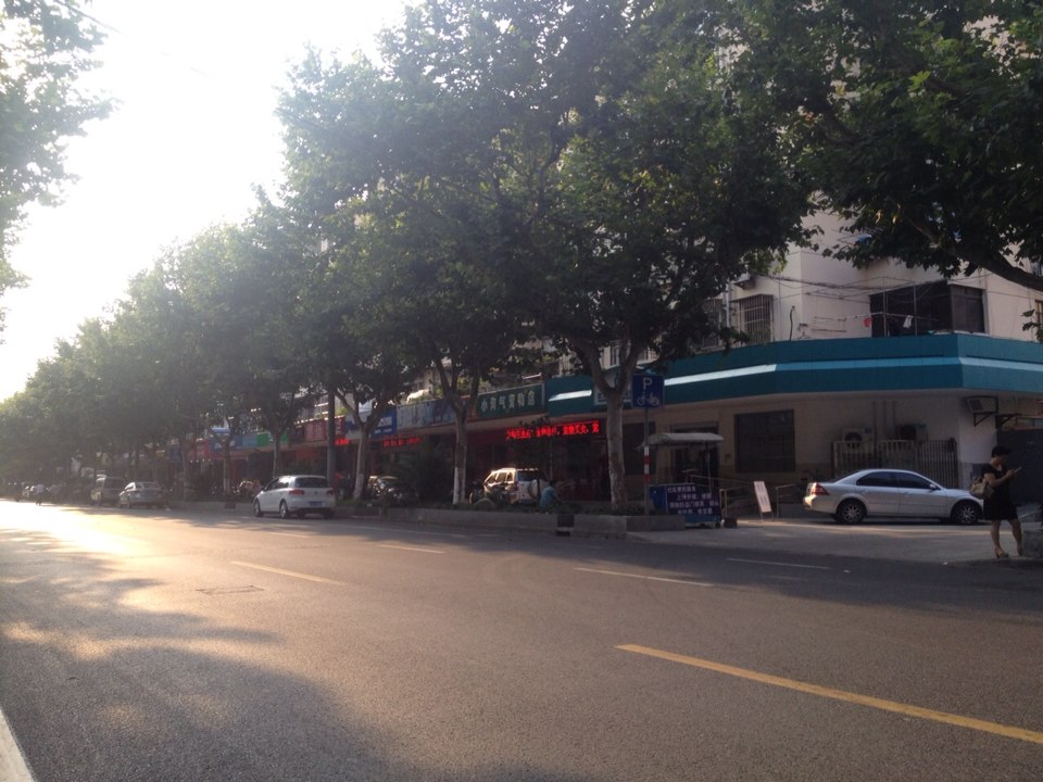  p>凉城路位于上海市虹口区,北起虹湾路,南至规划三门路道路,道路全长