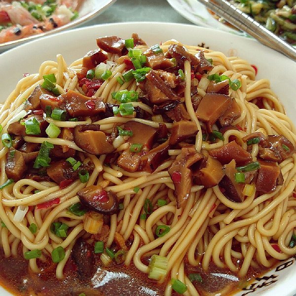  p>干拌面是一道菜品,制作原料主要有面条,贡丸,芹菜末,葱花,水等.