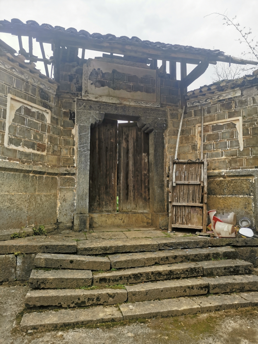  p data-id="2z1pjsrg8pl">巍巍的梵净山下的寨英古镇东北部,有一个