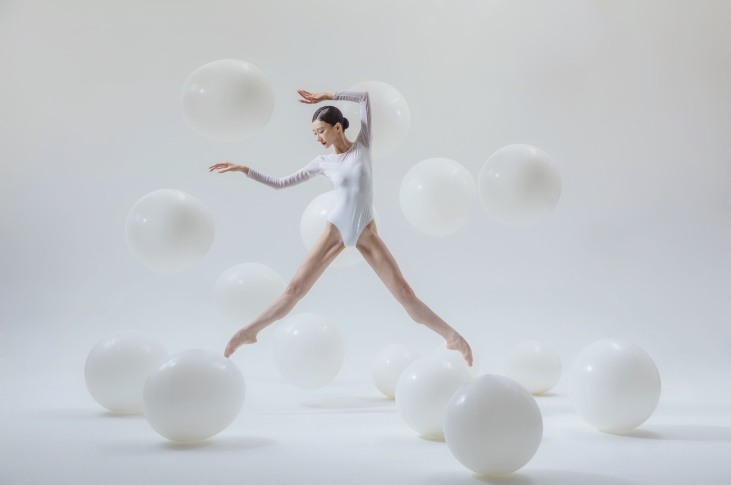 刘娴娴,女,中国青年舞蹈家,毕业于解放军