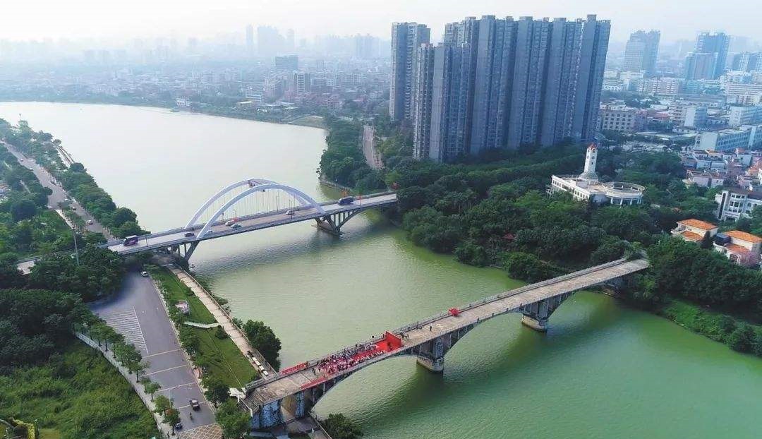  p>高埗大桥是中国广东省东莞市境内一座高埗镇与万江街道的桥梁,位于