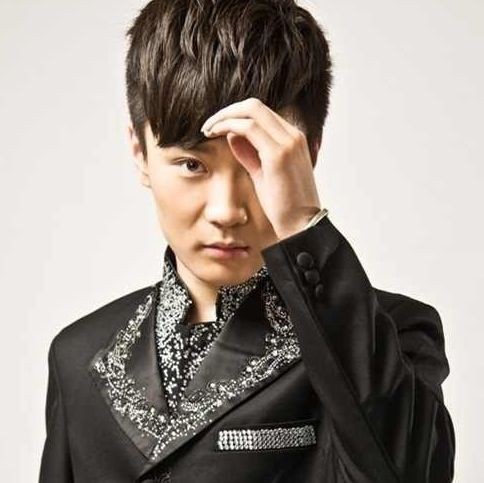  p data-id="gnb0u8d6kq">张佳伟,男,2012年