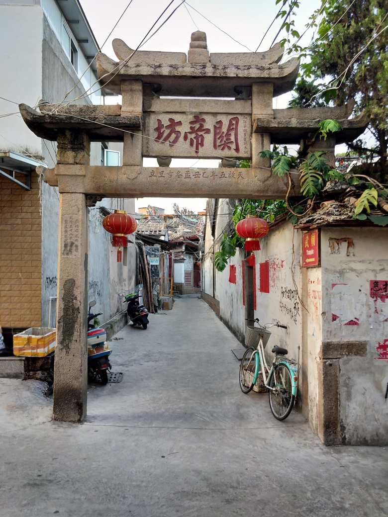  p>关帝坊位于诏安县南诏镇县前街西段,建于明代天启五年(1625年)