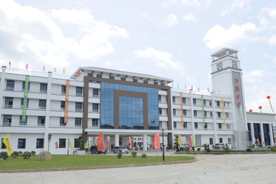  p> a href="#">汕头市 /a>潮阳南侨中学,位于 a href="#" data-lemma