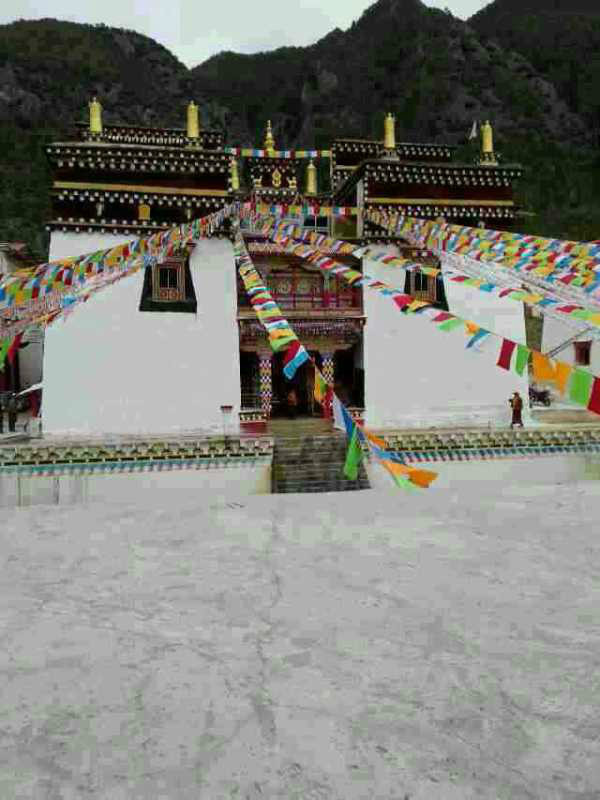  p>位于得荣县白松乡境内,距县城35公里.