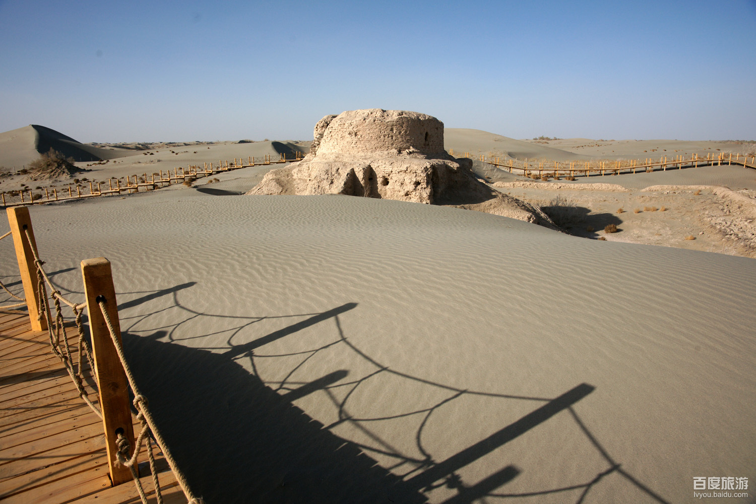  p>热瓦克佛寺遗址,位于新疆和田地区洛浦县城西北50公里处的沙漠中