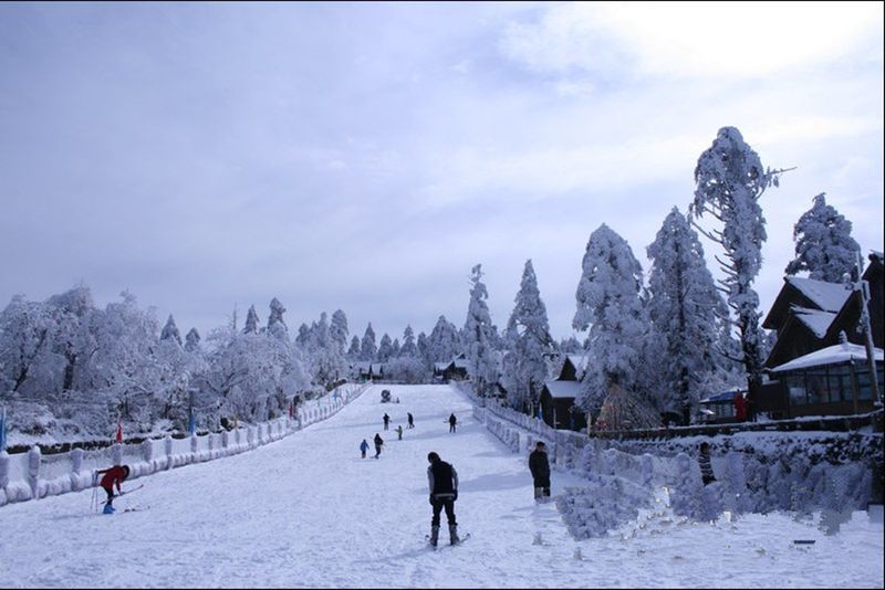  p>峨眉山滑雪场是1998年新建成的当时四川境内第一个滑雪场.