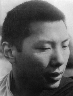  p>邱阳创巴仁波切(1939-1987),是萨姜米庞仁波切的父亲.