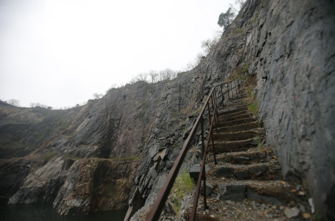 世茂深坑洲际酒店),位于上海市松江佘山国家旅游度假区的天马山深坑内