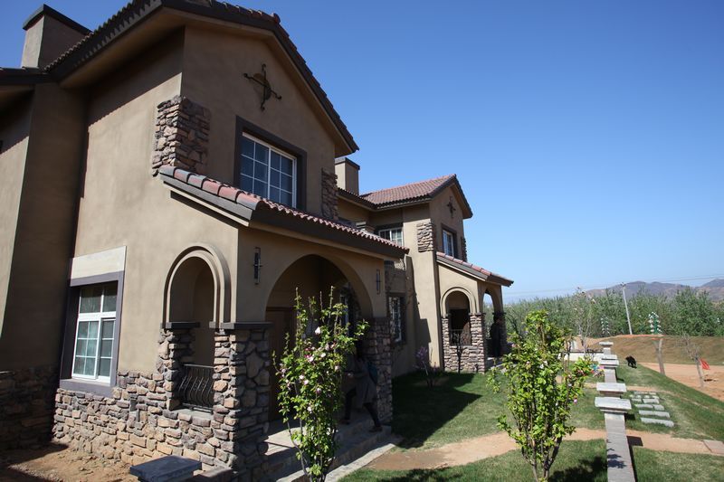 盘踞温塘镇的东入口,是从石家庄到温塘的必经之路,距温塘地标大石桥仅