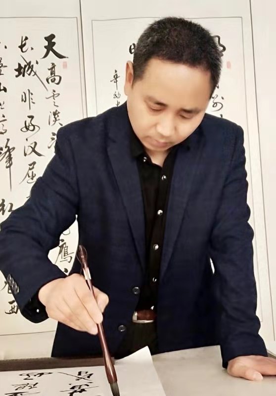  p>沈辉,男,汉族,书法家,中国教育电视台水墨丹青书画院会员. /p>