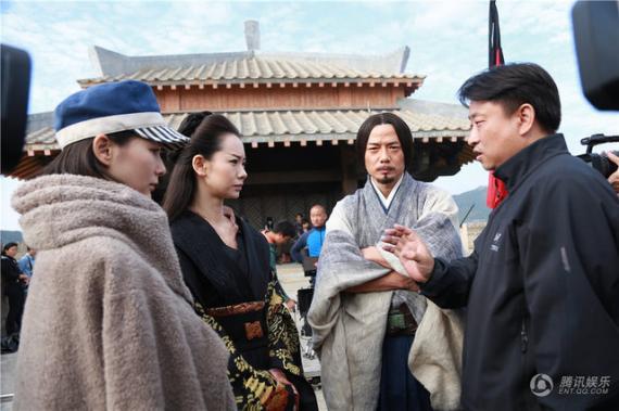 左起：徐麒雯、戚薇、段奕宏、导演刘涓讨论剧中细节