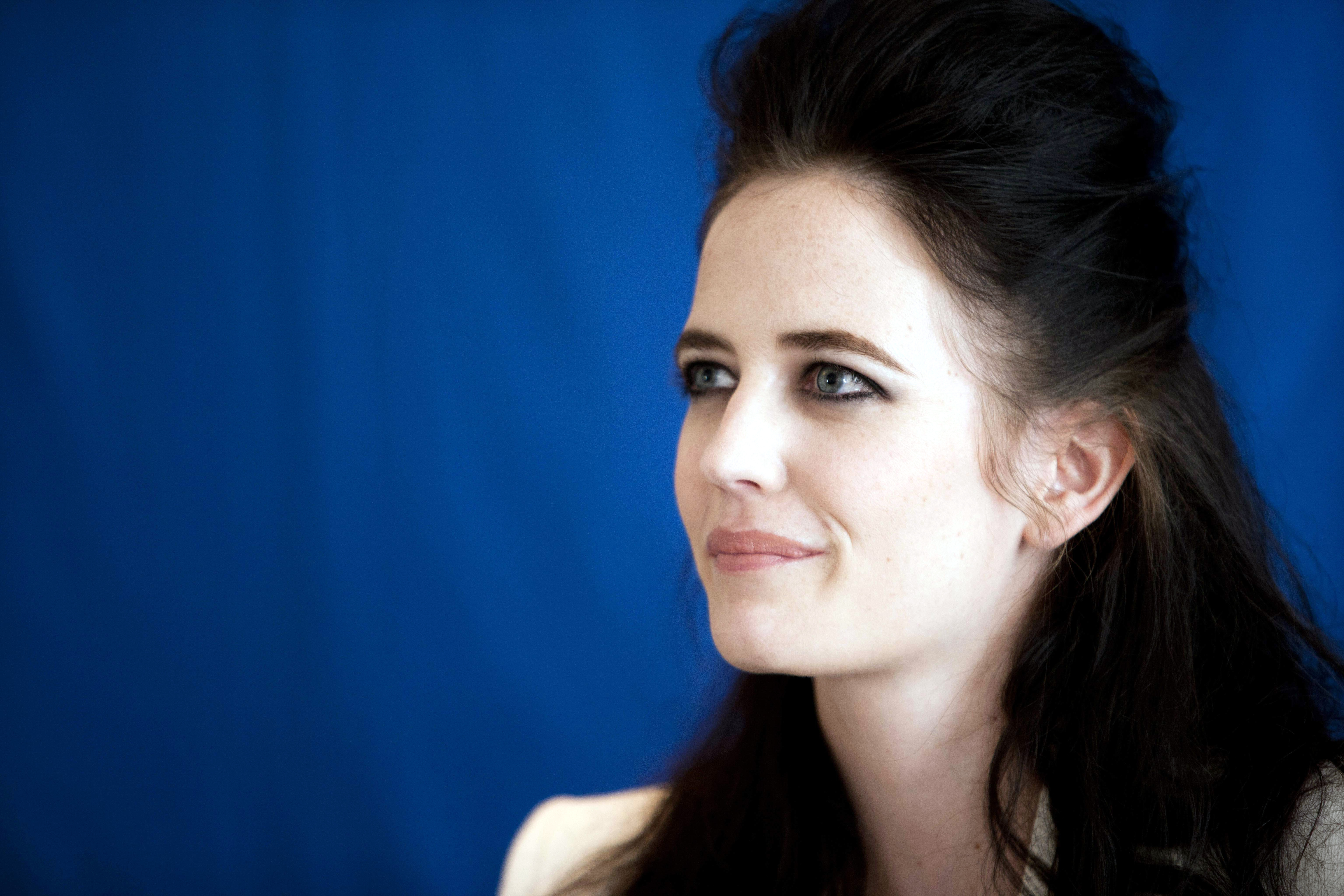  /p> p>2003年,出演个人首部电影《 a target="_blank" href="/item