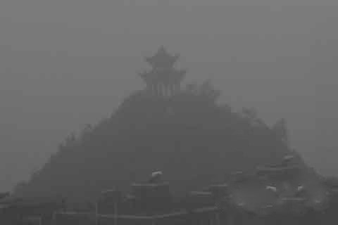 雨滴)落入较冷的气团内,经蒸发使近地面的低层空气达到饱和而形成的雾