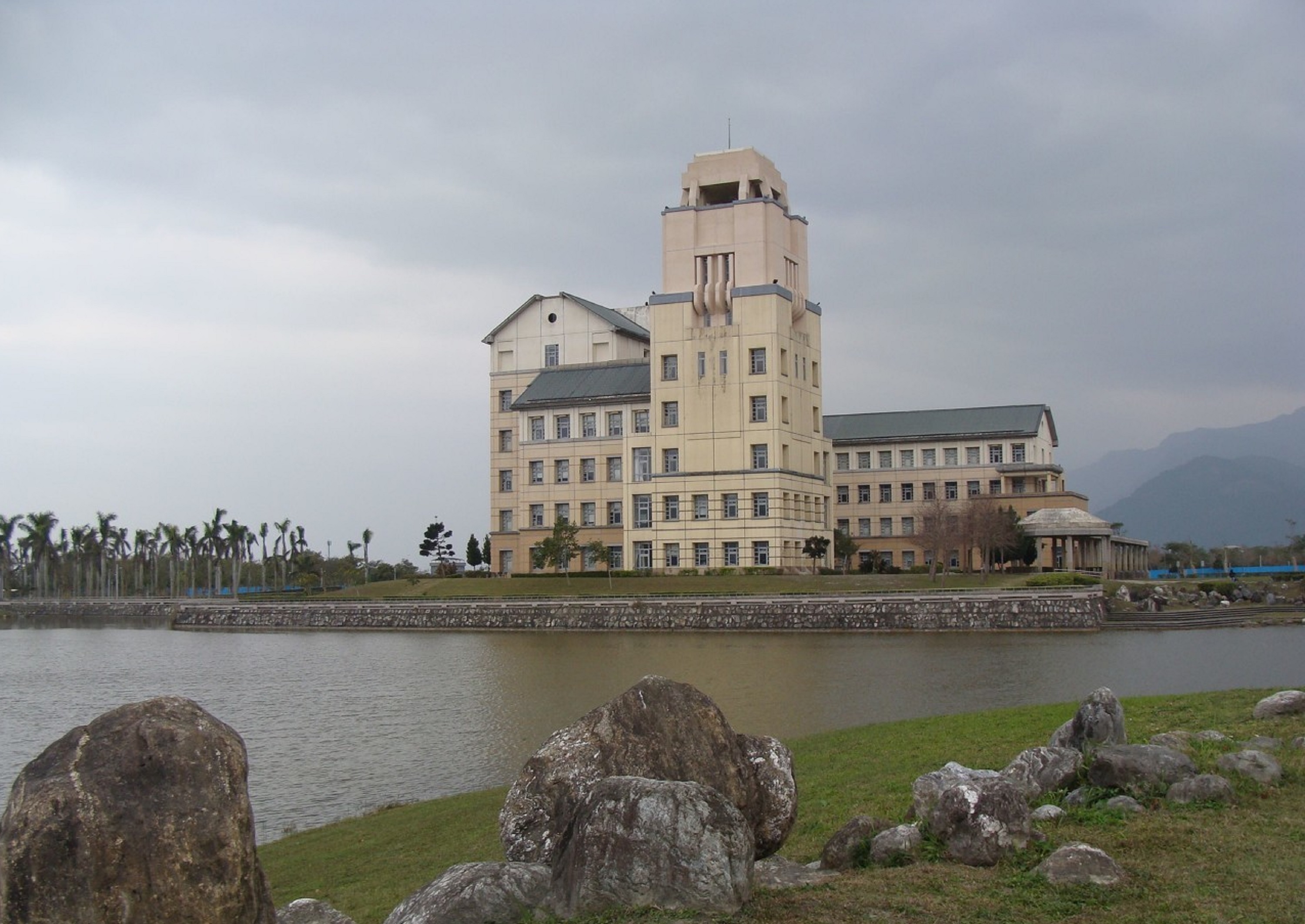 华东纺织工学院