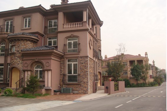  p>阿凯迪亚位于中央别墅区后沙峪罗马环岛北1000米处,东西北三侧分别