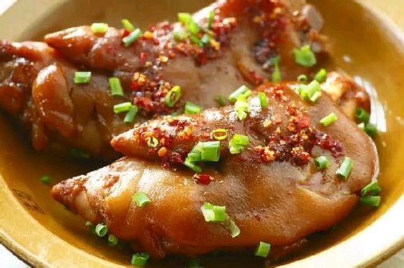  p>火踵蹄膀,也称金银蹄,是浙江省传统的名菜,制作材料有猪肘, a