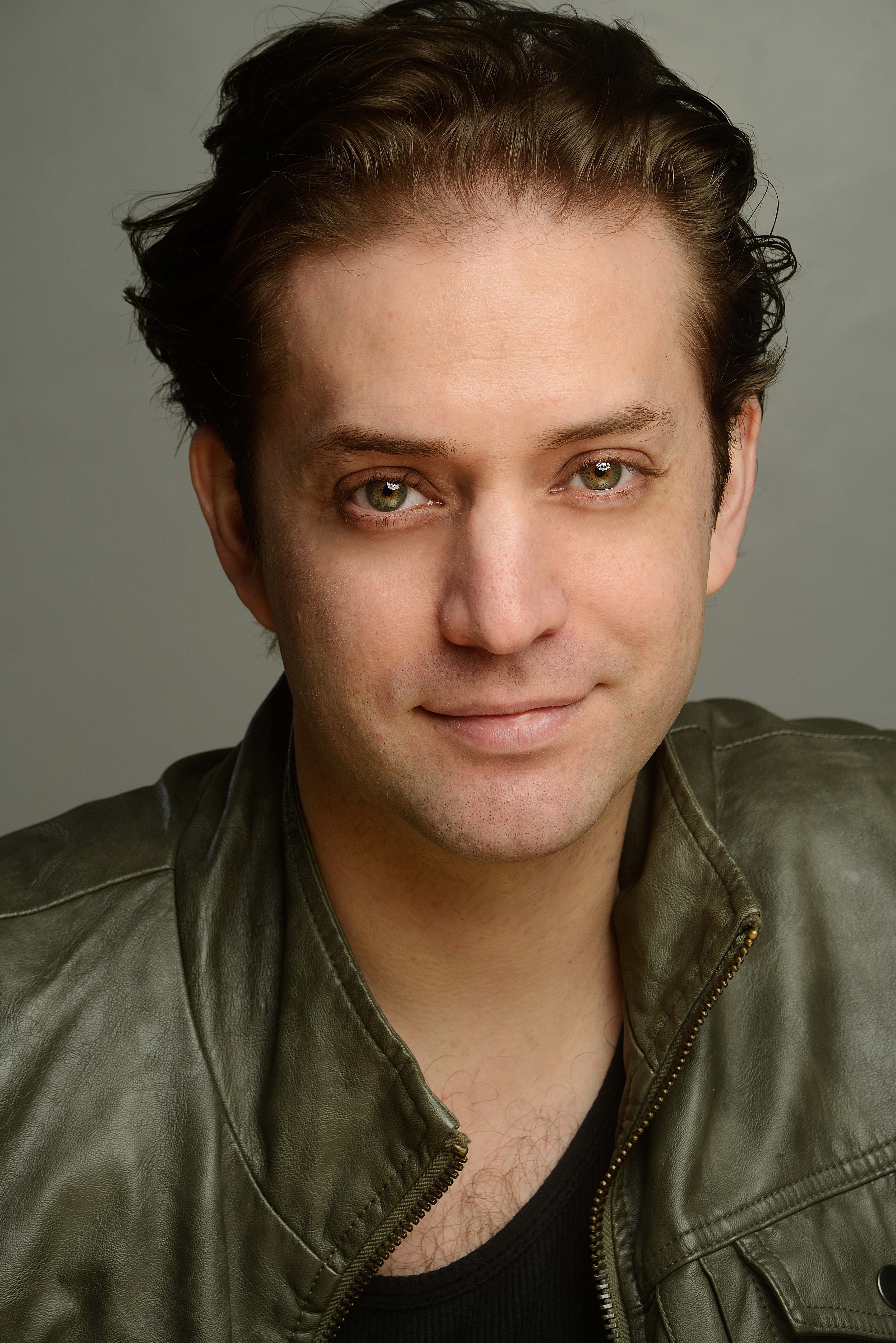 b4if">闫龙飞,1980年4月3日出生于墨西哥城,在中国发展的墨西哥男演员