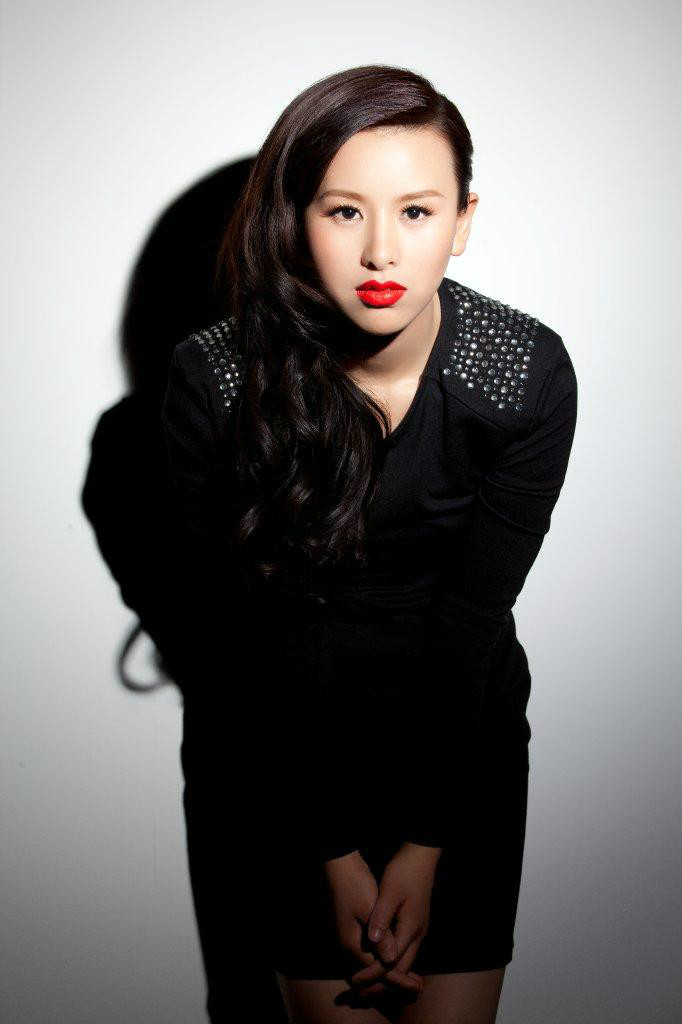  p data-id="gnwxjy7fnt">王雅洁,女,空政文工团优秀青年歌手,出生于