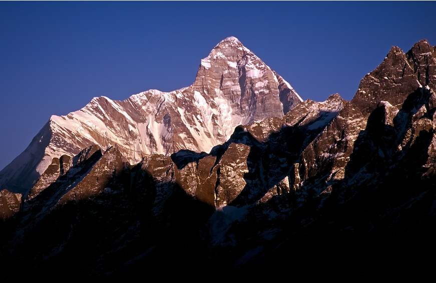 devi),即楠达德维峰,位于印度北阿坎德邦境内,属于喜马拉雅山脉,海拔