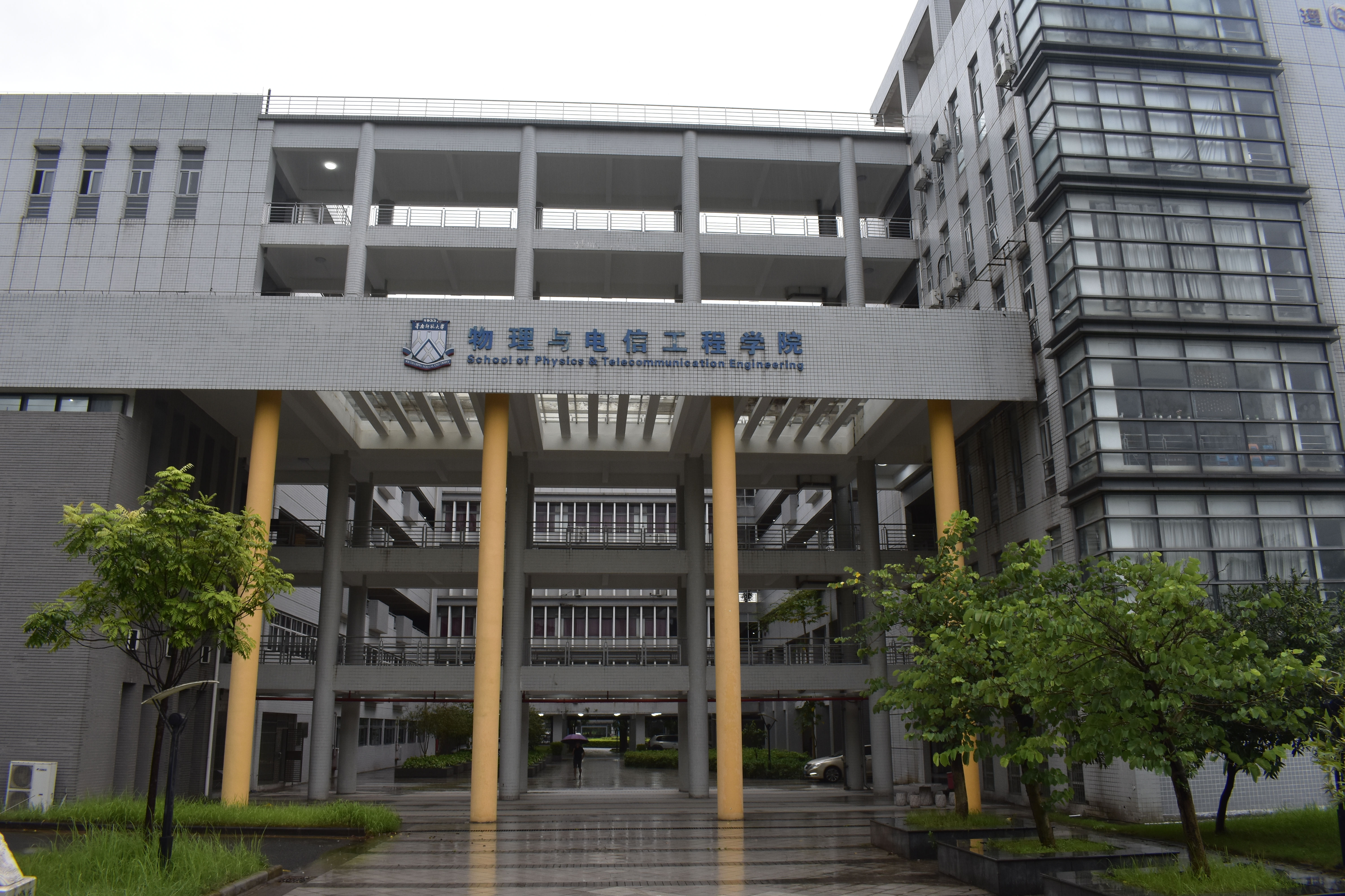  p>华南师范大学大学城校区筹建于2003年,2004年迎来第一批学生.