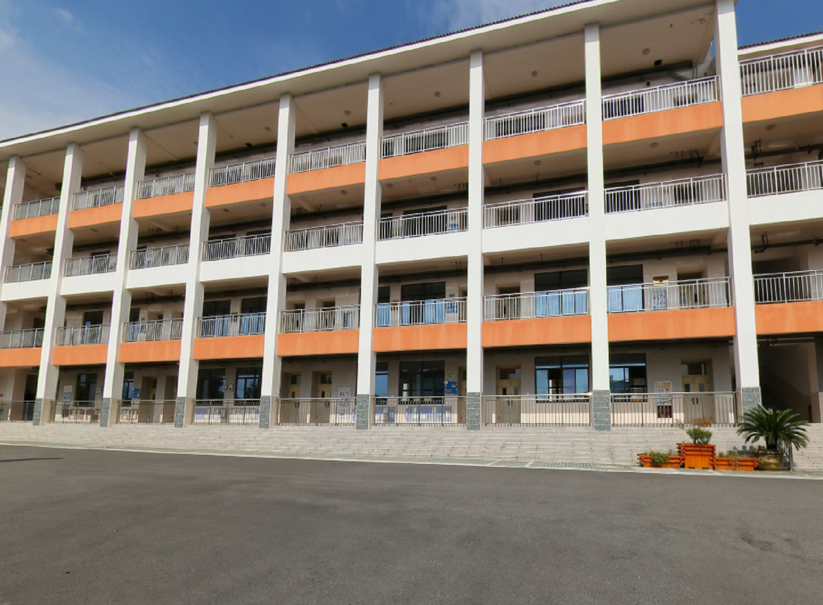 句容市春城中学