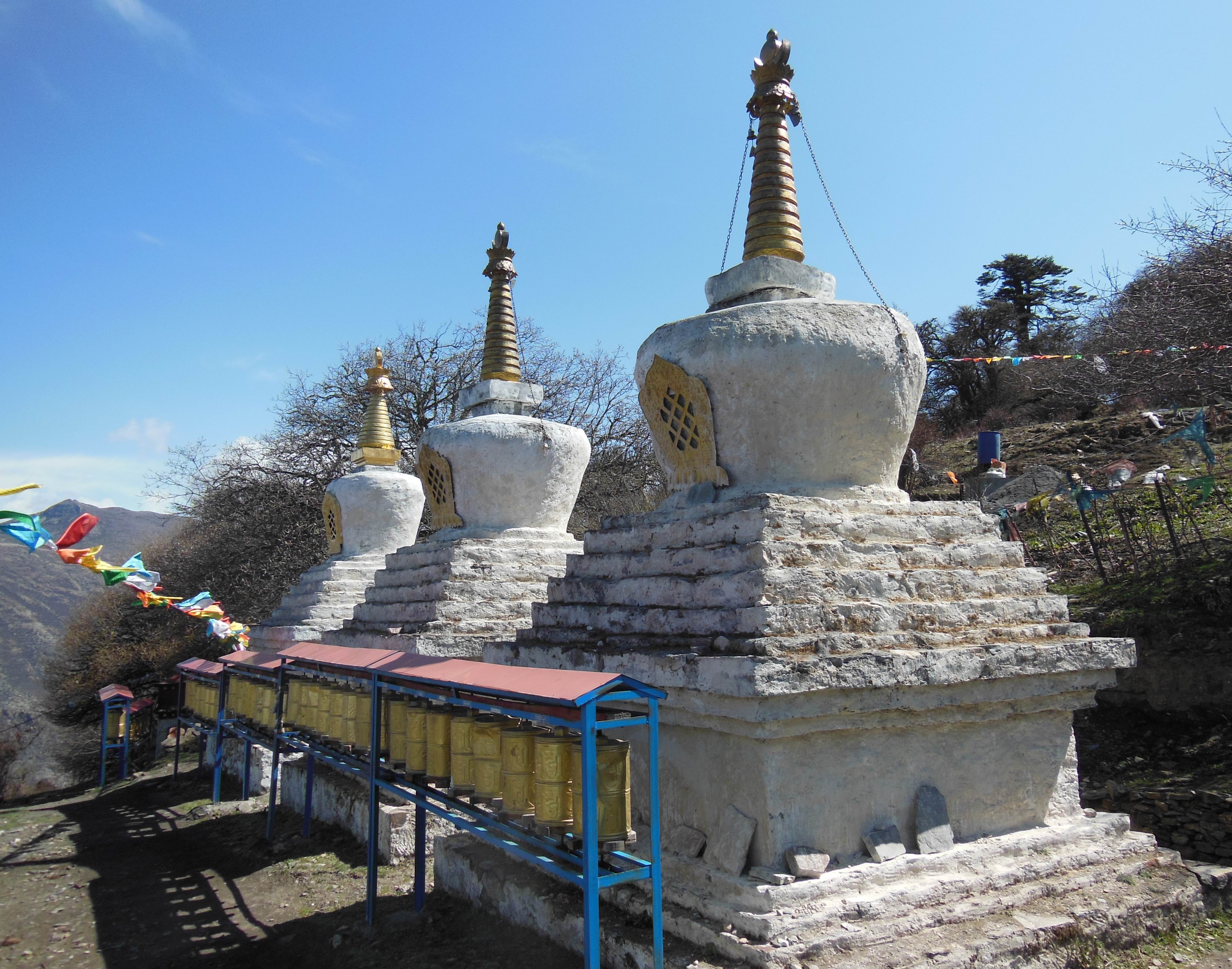 卡久寺全称"吉祥隐修院",公元1570年所建,位于山南市洛扎县拉康镇背后
