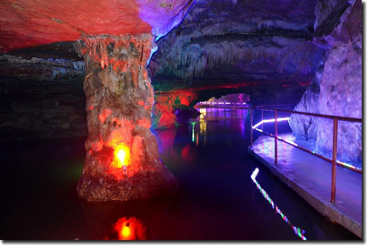 慕蠡洞景观壮丽,气宇非凡,是宜兴众多溶洞中新绽放的一朵奇葩,为国家