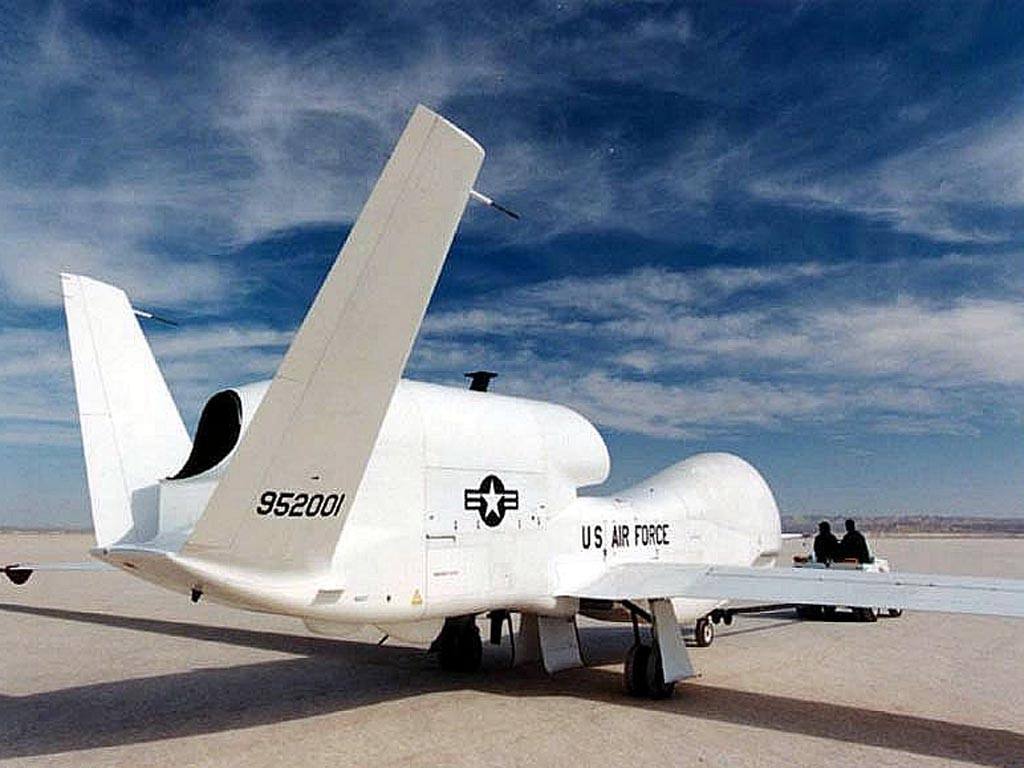  p>v形尾翼是飞机尾翼的一种形式,由左右两个翼面组成,像是固定在机身