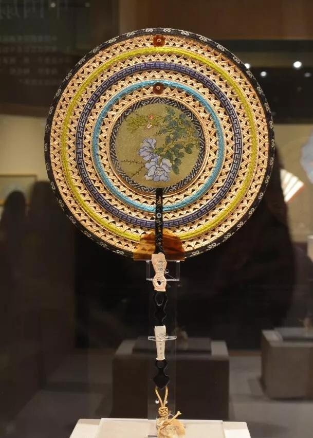 古装剧中皇帝早朝时身后为何总有两个大扇子，其作用是什么_百科TA说