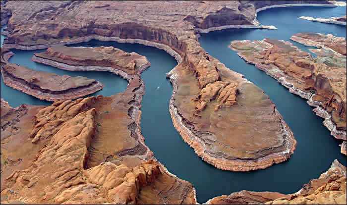  p>峡谷是深度大于宽度谷坡陡峻的谷地,v型谷的一种.