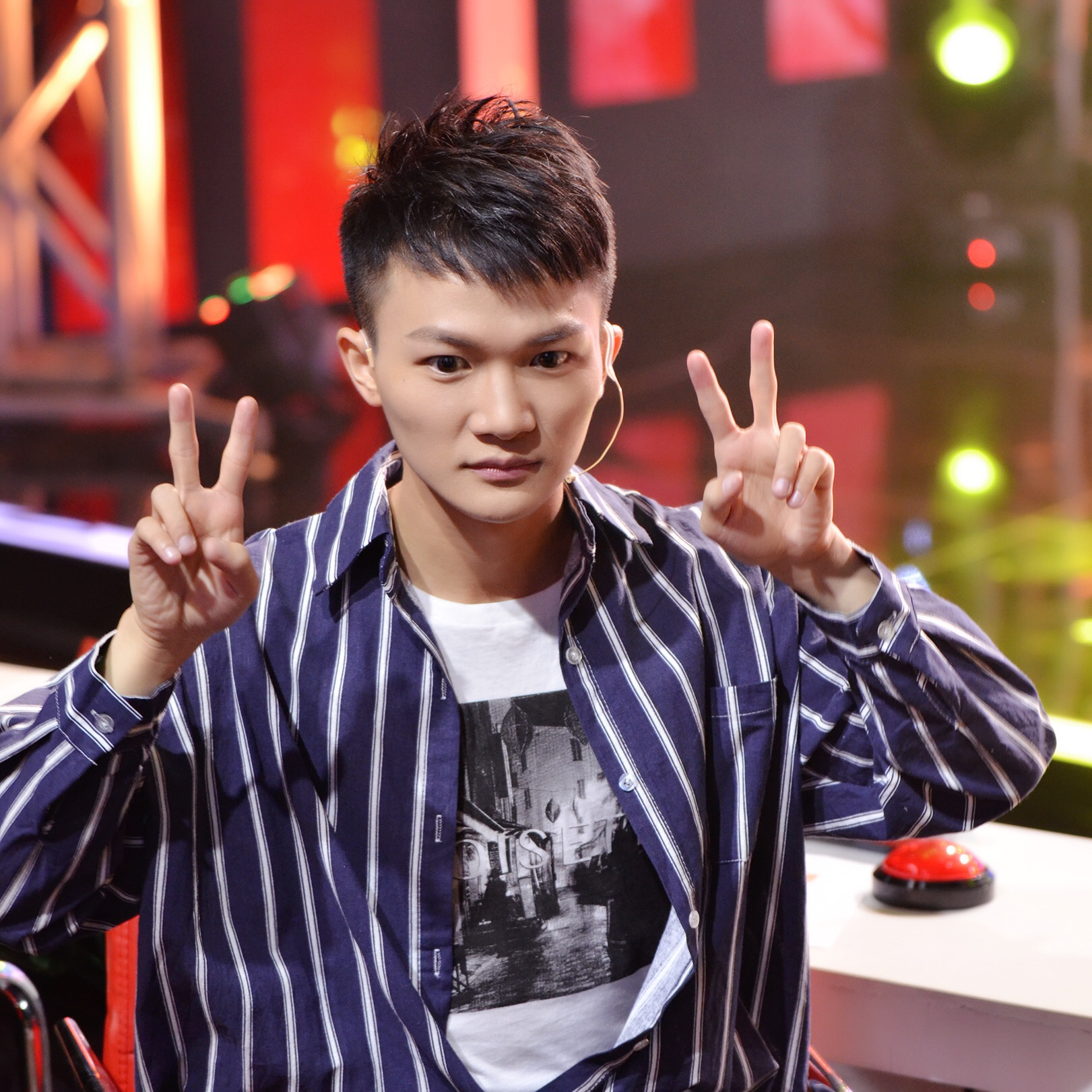  p>周深,1992年9月29日出生于湖南邵阳,长于贵州贵阳,中国内地男歌手