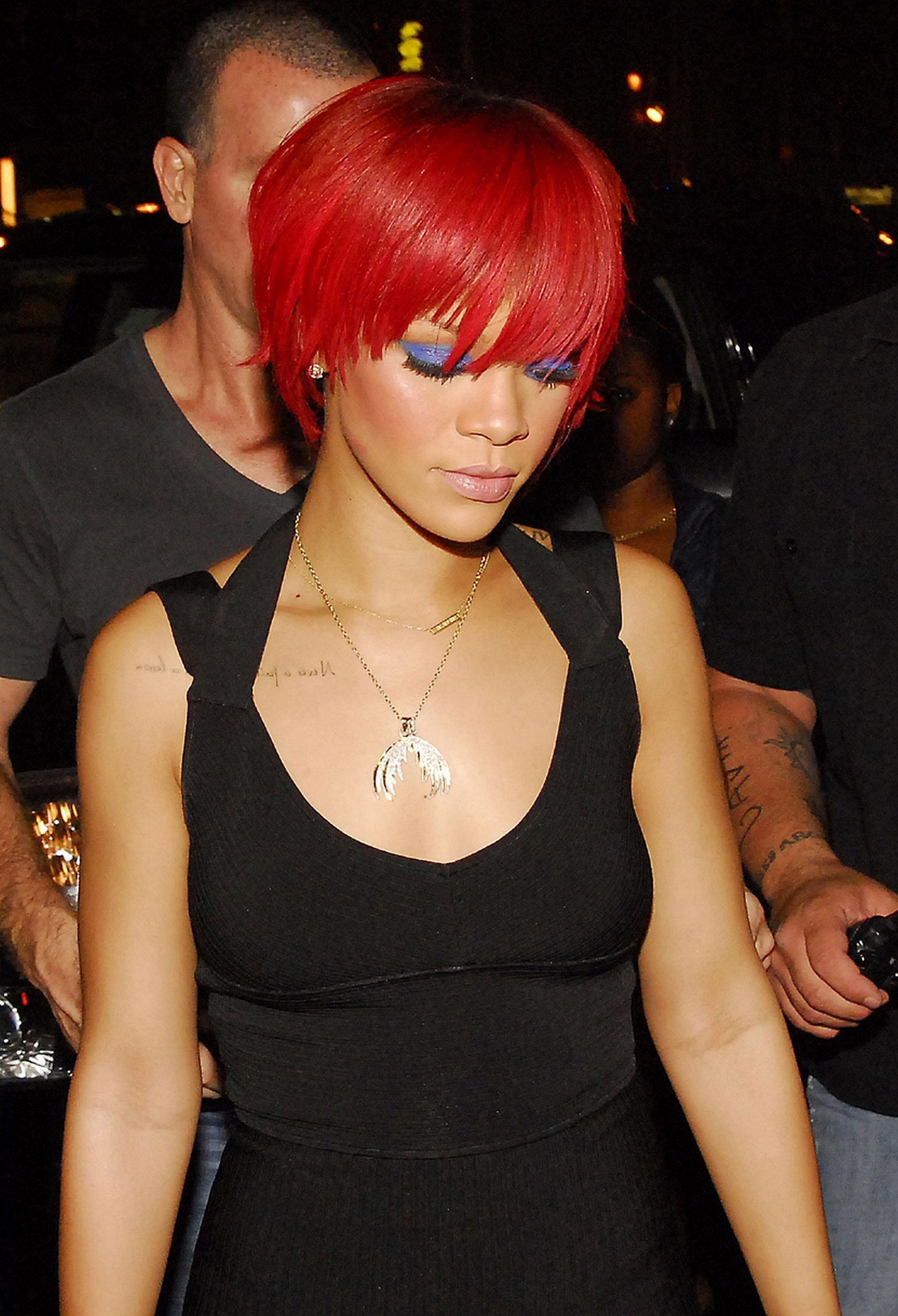  p>蕾哈娜(rihanna),全名罗比恩·蕾哈娜·芬缇(robyn rihanna fenty)