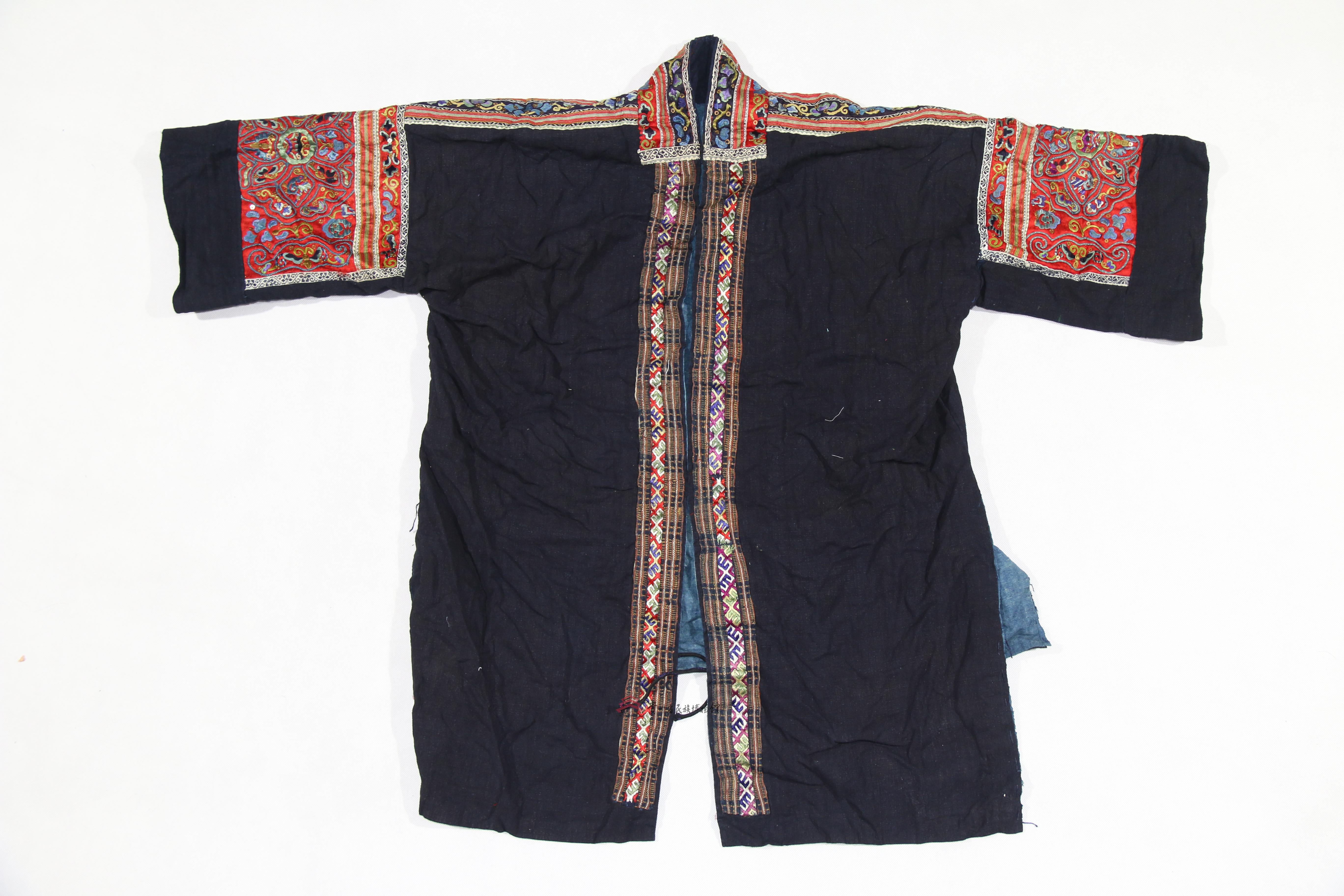 当代雷山苗族破线绣蝶花纹对襟衣