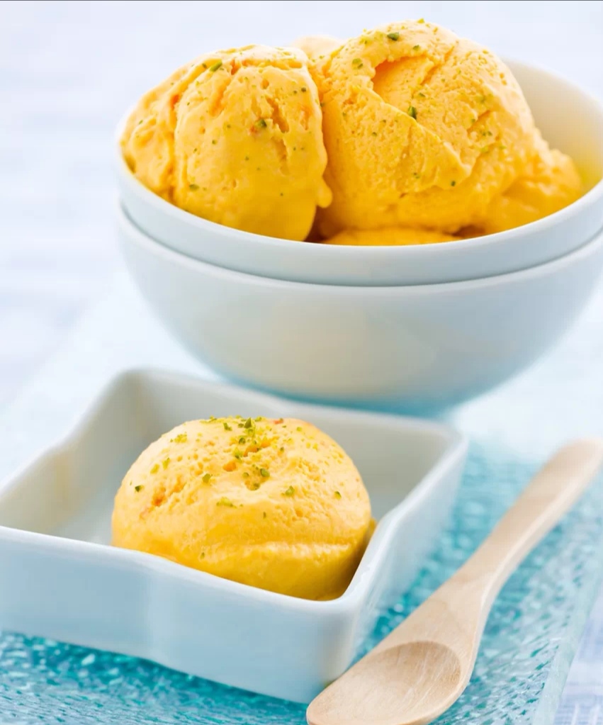  p>迷你南瓜冰淇淋是以南瓜,蛋黄等食材制成的一种甜品. /p>