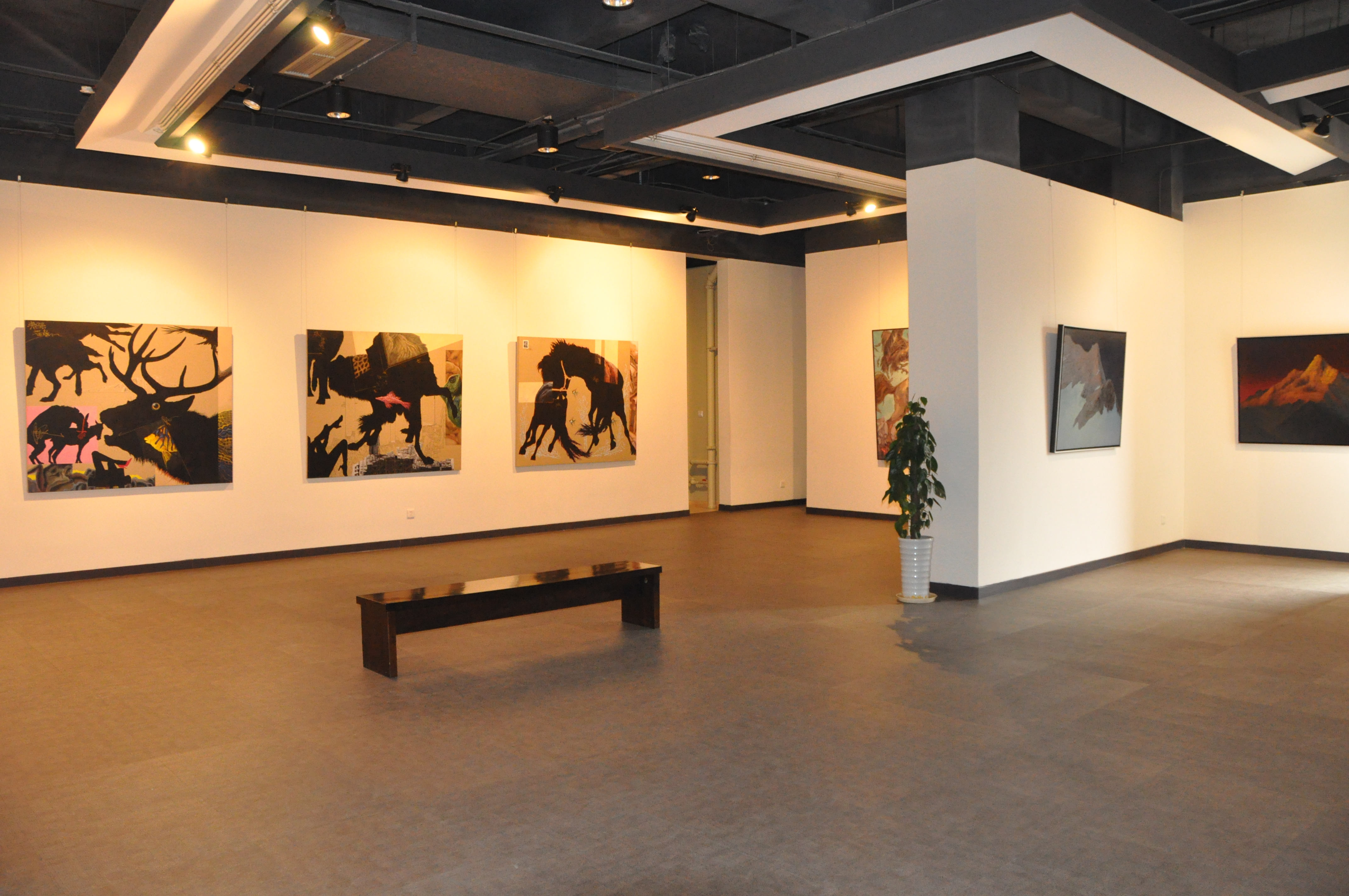 了了阁画廊(了了·艺术传播机构)1999年成立于四川成都,为经营原创