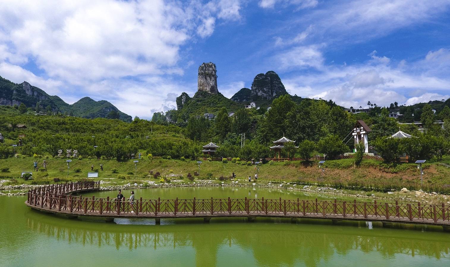 p data-id="svszy8fxvriz">枪杆岩,位于贵州省毕节市纳雍县. /p>