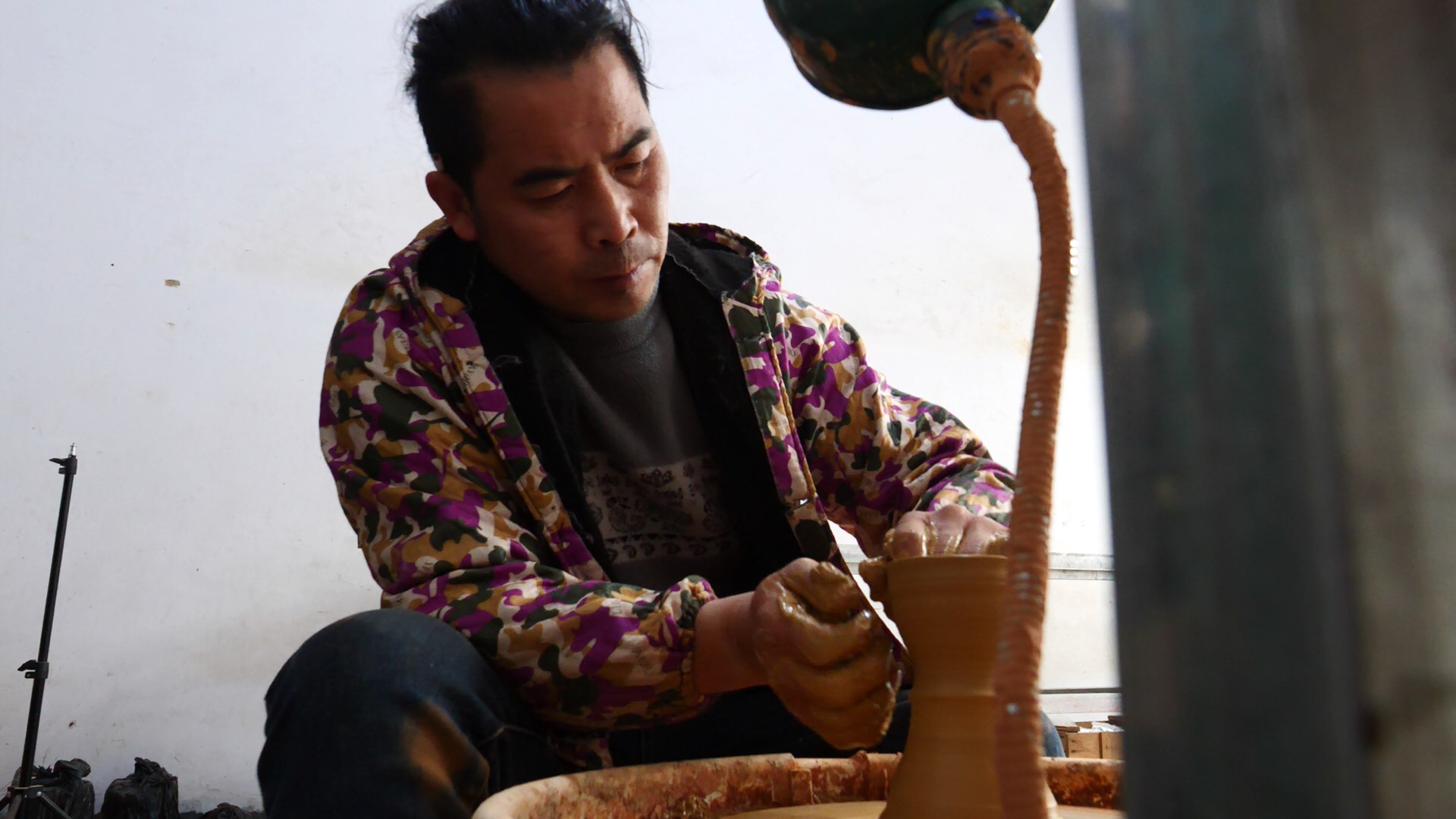 1980年出生,非物质文化遗产项目"茶洋窑制作技艺"代表性传承人 /span>