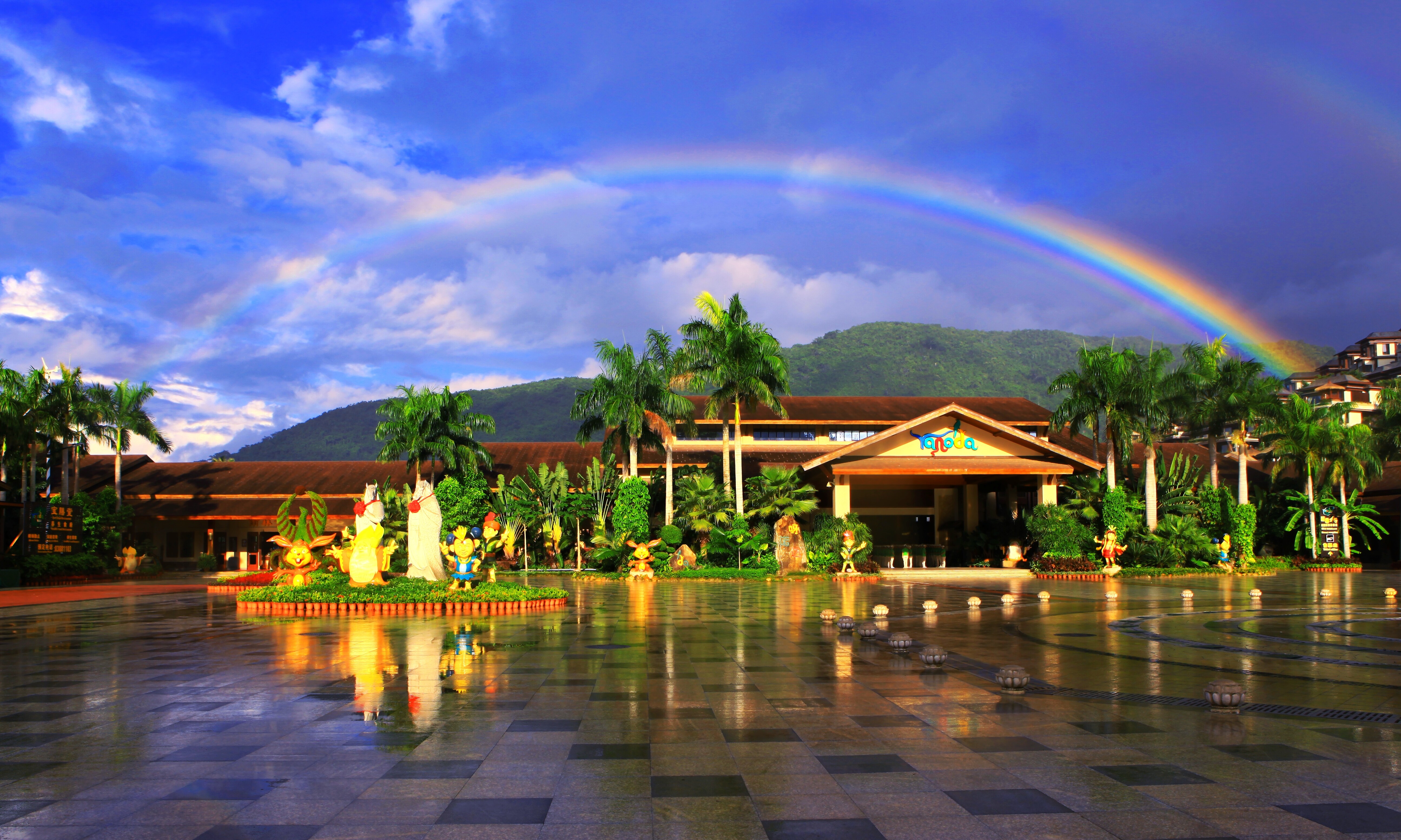  p>呀诺达雨林文化旅游区位于海南省保亭黎族苗族自治县三道镇,沿海榆