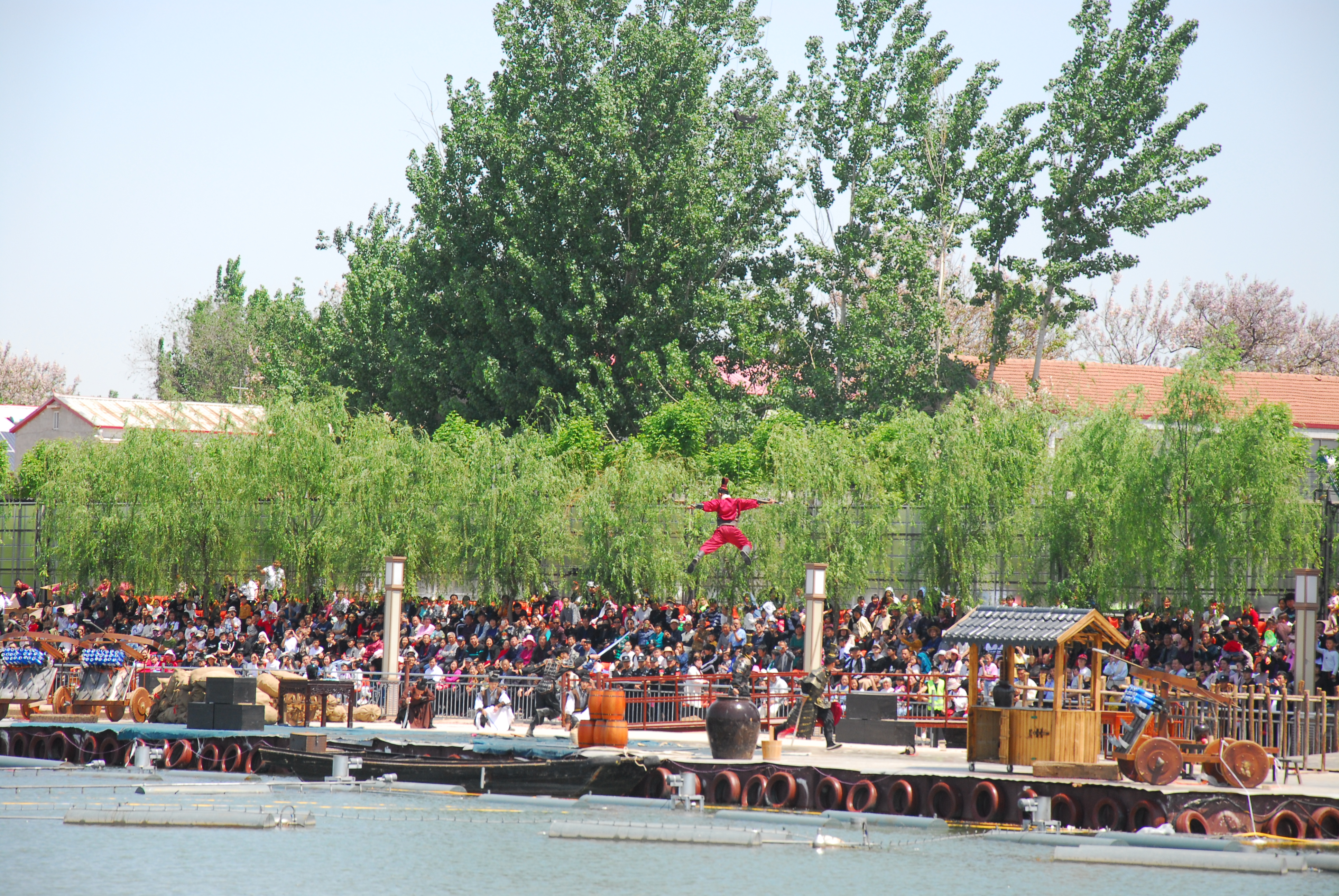  p data-id="gnbil4euv2">赵王欢乐城位于邯郸市广平县东湖公园南侧.