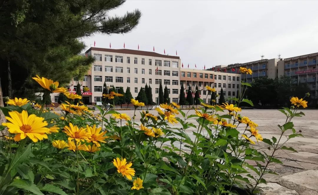 吕梁学院附属英杰中学